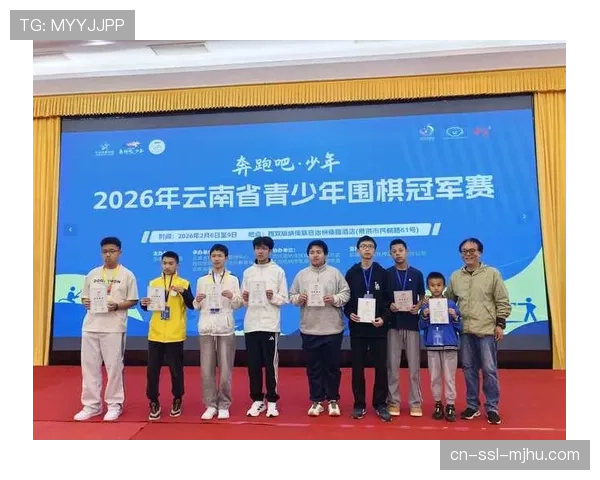 云南省青少年拳击锦标赛颁奖仪式，少年胸膛奖牌闪耀青春光芒